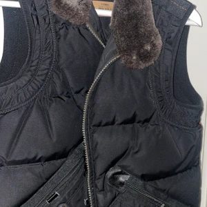 Parajumper Kobuk - Hej säljer denna Parajumper Väst som inte säljs längre. Denna är i storlek Xs. Haft denna i 1-2 år, har tyvärr inte kvitto eller tillbehören men har Scan som kan bekräfta äkthet. Finns ej längre o köpa.  