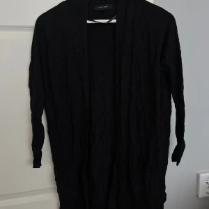 Kofta - Svart lång kofta. Fraktavgift tillkommer 💓