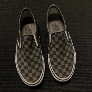 Vans skor med rutor  - Helt oanvända skor i stolek 39. Schack mönster i grå och svart. Skriv gärna om du har frågor! 