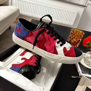 Valentino sneakers - Hej! Säljer just nu dessa sjukt snygga valentino skor i mycket bra skick. Storlek 43. Dustbag, skosnören och låda tillkommer vid köp. 