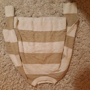 stickad tröja  - Fin och mysig stickad tröja i bra skick, storlek xxs 