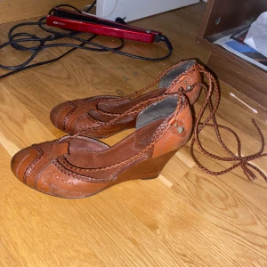 Klackskor - Jättesnygga bruna klackar i bra skick❣️ Säljer pågrund av att de är lite stora för mig. Det står storlek 37 på dem men skulle mer säga att de är storlek 38🥰 