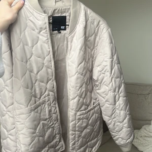 Jacka från Lager157 - Beige tunn dunjacka från lager157 som är köpt förra året. Endast använd 1 gång. Strl XS