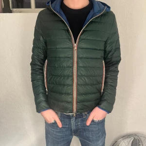 Moncler Jacka - Riktigt snygg moncler jacka i storlek 2.  Givetvis äkta. Bra skick men några tecken på användning. Killen på bilden är 188 cm och väger ca 75 kg. Tveka inte att höra av dig om du har några frågor!