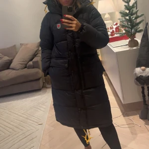 Fjällräven parka S, inköpt nov 2023 - Som ny. Inköpspris 7 999. Mitt pris 5 499. Använd under december månad.