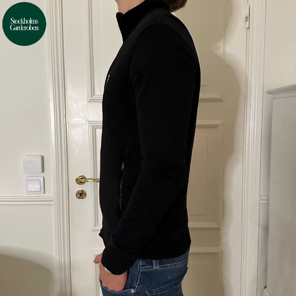 Fullzip från Polo Ralph Lauren | Storlek: XS - Skicket på zip-tröjan är väldigt bra utan defekter - Vårat pris: 625kr - Nypris: 2,099kr - Modellen är 184cm och väger 69kg.. Tröjor & Koftor.