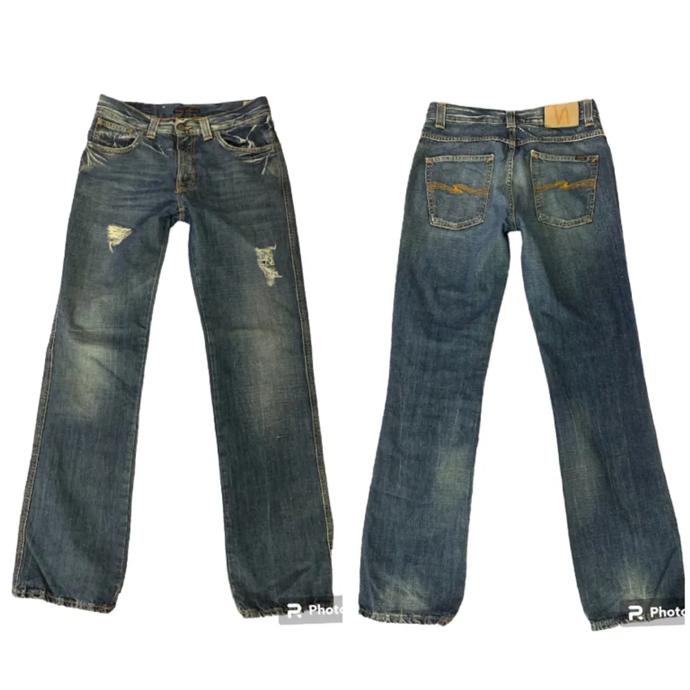 super söta midwaist jeans från NudieJeans!^^ de är straight leg, lite för långa för mig som är 163cm (står på tå på bild tre🥲) storlek  30/32, skriv för mått!💕💕 fint skick!. Jeans & Byxor.
