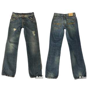 super söta midwaist jeans från NudieJeans!^^ de är straight leg, lite för långa för mig som är 163cm (står på tå på bild tre🥲) storlek  30/32, skriv för mått!💕💕 fint skick!