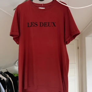 Les Deux - T-shirt i mycket bra skick, använd ett fåtal gånger. Nypris 400 kr. Vid frågor hör av er! 