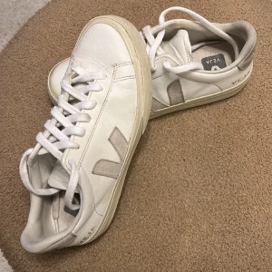 Veja skor i nyskick  - Ett par Veja Campo i super bra skick. Använd fåtal gånger, torkat av lädret och kört snörena i maskin dock inte skrubbat sulan så går att få så gott som helt nya! Säljer då de är lite för små. Perfekta nu till våren! Ord. pris 1700 ⭐️