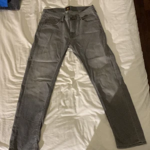 Lee Jeans  - Lee Jeans, knappt använda i storlek W32/L30, smalare passform, slimfit, sitter grish. Sitter något tajtare än 32 i midjan. Pris kan diskuteras, kan också diskutera pris vid köp av flera jeans 