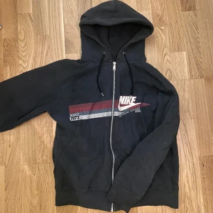 Nike kofta  - Grå Nike kofta i bra skick 
