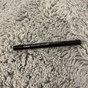 CAIA eyeliner - jag säljer nu CAIAs ”snatched eyeliner”. 🥰Har endast provat den en gång på handen nypris:195kr