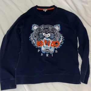 Kenzo - En kenzo tröja som är i använt skick.