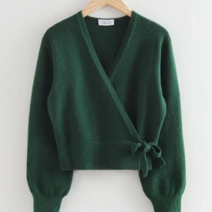 Grön stickad kofta Other stories - Super mysig och cool stickad omlottkofta från other stories😍endast använda 1 gånggg, ord pris 490kr 