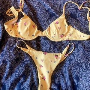 Gul bikini - Säljer denna söta bikinin från shein. Den är i storlek S, men är snarare som en XS/XXS. Säljer den då den är för liten. Har endast använt överdelen, underdelen har jag endast testat. Självklart är den nytvättad! Köpt för: 129kr Mitt pris: 99kr. 💛