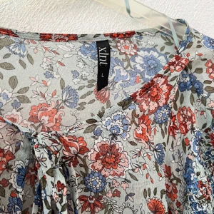 Blus - Fin o tunn sommartröja för damer skriv gärna om ni har frågor glad budgivning.