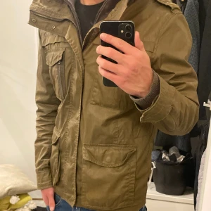 Grön Feildjacka  - Snygg Feildjacka perfekt inför våren!