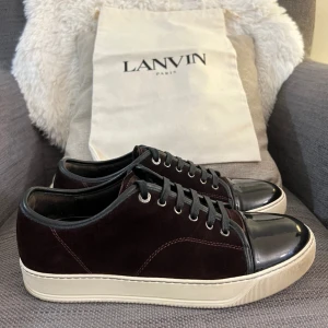 Lanvin skor - Säljer nu mina sällsynta samt snygga lanvin dbb1 cap toe. Knappt använda skor, mörkröd/vinröd i storlek 9 vilket motsvarar 42/43. Endast använda 5 gånger och dustbag medföljer. Nypris på dessa är 4300 SEK. Jag släpper de för 2899 SEK.