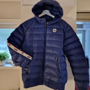 Jott dunjacka m/l - Mycket fin Jott, dunjacka  Provkollektion men funns likbande nu, ordinare 2300kr 