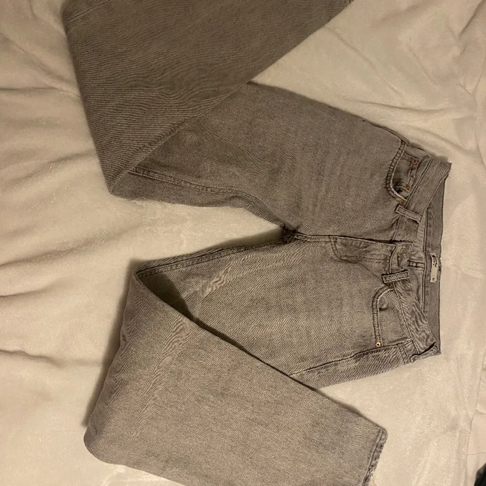 Low waist straight jeans från Gina i färgen grå  Knappt anväda så i nyskick  Nypris 499kr. Jeans & Byxor.