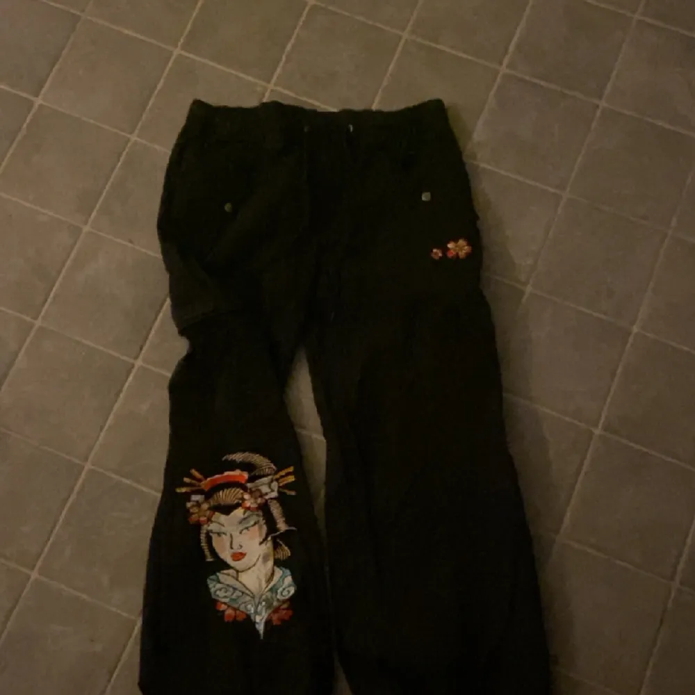 Low waist ef hardy cargos. Oanvänt skick. Köpta för 1200, pris kan diskuteras. Geisha och blommor broderade. Passar perfekt på mig som e 160-165cm . Farkut & Housut.