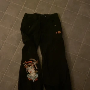 Ed hardy cargos - Low waist ef hardy cargos. Oanvänt skick. Köpta för 1200, pris kan diskuteras. Geisha och blommor broderade. Passar perfekt på mig som e 160-165cm 