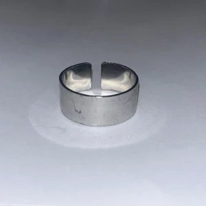 Ring - Ring med lite märken, men syns inte alls långt ifrån. Märkte bara när jag fota det med blixt🤍