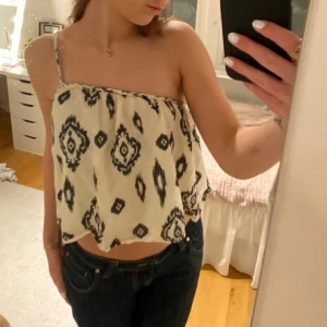 Zara topp - Säljer denna jättefina toppen från zara då den nästan aldrig kommer till andvändning. Den är i storlek S och har inga tecken på andvändning. Skriv om du har någon fundering.☺️