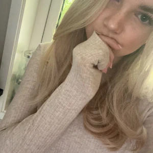 Säljer denna superfina tröja! ❤️ - Den är ganska tunn och i mycket bra skick! Jag älskar denna tröjan men jag märker att jag inte använder den någonting längre. ✨💖