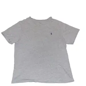 Grå Ralph Lauren T-shirt i 9/10 skick. L i barnstorlek. Riktigt schysst 🔥🔥🔥