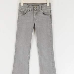 Gråa jeans från Gina tricot💕 dom har inga skador eller defekter alls och pris kan diskuteras vid snabb affär🥰