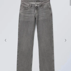 Weekday jeans - Säljer dessa jeans som var väldigt populära för något år sen. Dom är ändvända några få gånger men har inga deftekter eller liknande💗skriv för fler bilder!💕
