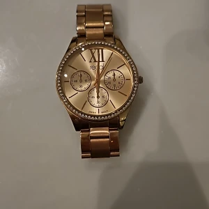 Roséguld klocka regal  - En roséguld klocka. Märke regal. Nytt batteri insatt följer med. Hör av er vid frågor eller funderingar. 