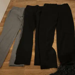 Tre stycken kostymbyxor för kvinnor dom gråa är från noisy may dom i mitten är från Glassons och dom tredje från veromoda 