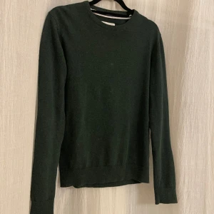 Grön Sweatshirt  - Säljer nu denna riktigt stil rena sweatshirten från pier one som är i dunder skick. Tröjan sitter normalt och är i storlek S! Referens-killen på bilden är 180 cm lång och väger 63kg! Hör gärna av dig vid frågor eller funderingar😃