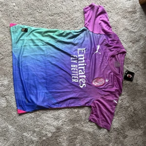 Ac Milan tröja  - Ac Milan tröja tror det är deras tredje tröja. Jag säljer den för att den är för stor. Har inget kvitto.