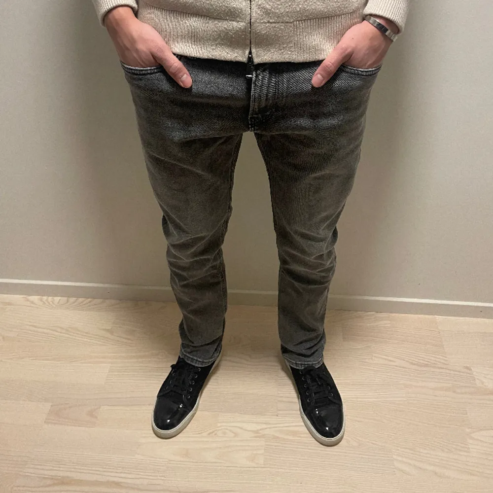 Ett par stiliga jeans från Tom Tailor, ett riktigt underksattat märke! Modellen är piers slim och killen på bilden är 187cm och väger 79kg. Tveka inte att höra av dig vid minsta fundering🙌🏼. Jeans & Byxor.