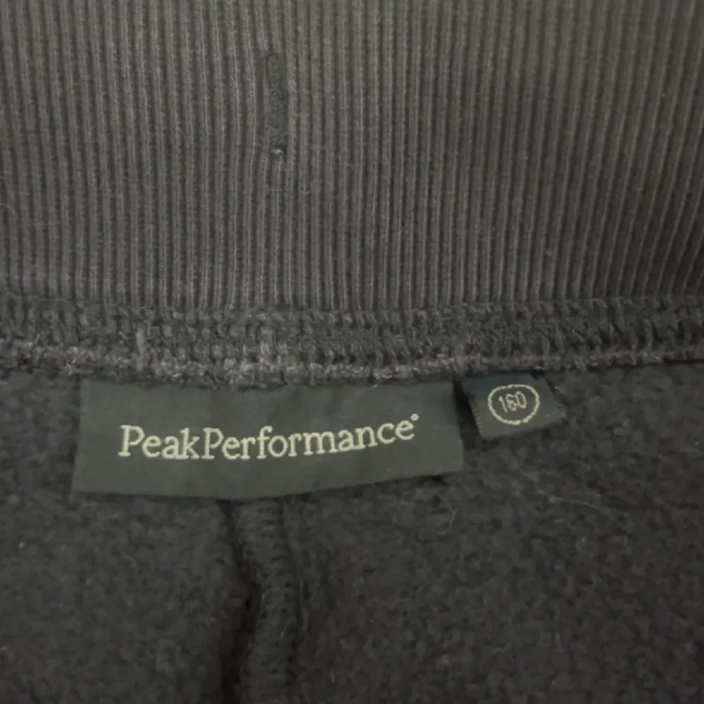 Säljer peakperformance mjukisbyxor, fint skick. Priset kan diskuteras vid snabb affär. Köpt på kidsbrandstore. Jeans & Byxor.