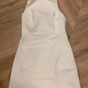 Zara mini klänning, kort med öppen rygg storlek M men liten i storlek mest som S