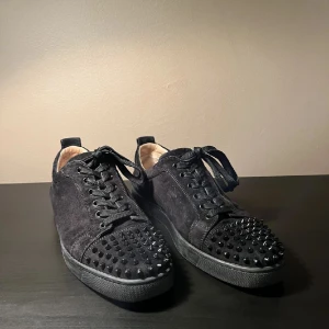 Christian Louboutin  - Säljer mina louboutin, ganska bra skick och inte synliga skador. Nypris 8000 men säljer för 4200kr om inget annat diskuteras