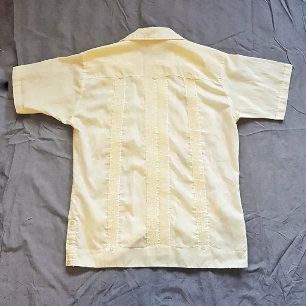Vintage Guayabera kortärmad skjorta Storlek: S/M Den ena bröstfickans knapp saknas Och en av knapparna på ryggen är halv Axelmått: 43 cm Bröstmått: 53 cm Ärm: 22 cm Längd: 68 cm . Skjortor.