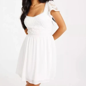 Studentklänning - Studentklänning från Nelly. Storlek 42, har en likadan i storlek 40 också.