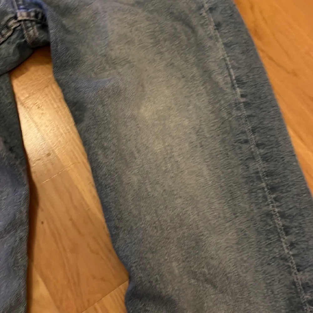 Hej! Säljer mina skit snygga low waist jeans från H&M då dom blivit för små❤️ finns en liten fläck på ena benet som man kan se på bild 3 men annars är dom i bra skick. Storlek 32 och boot💋 skriv om du har frågor svarar snabbt!💓. Jeans & Byxor.
