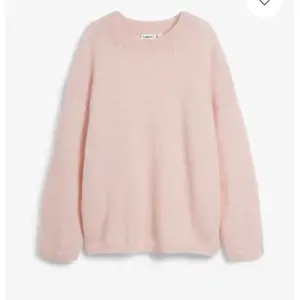 Säljer denna tröja pågrund av att den var för stor för mig❤️ Den är i nyskick, köpte den för 800 och helt slutsåld ❤️