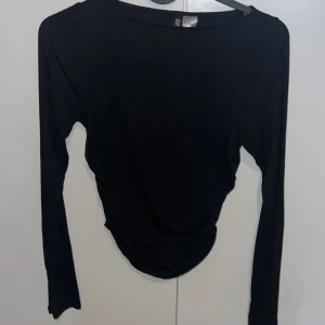 Långärmad svart rynkad tröja💗 - Jätte snygg långärmad svart rynkad tröja💗 Kan tänka mig att ta ett lägre pris💗
