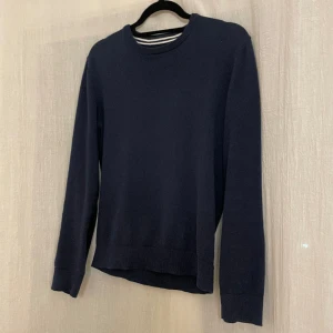 Marinblå sweatshirt  - Säljer nu denna riktigt cleana marinblåa sweatshirten som är i dunder skick! Tröjan sitter normalt och är i storlek S. Referens-passar dom som är 165-185 cm lång! Hör gärna av dig vid frågor eller funderingar😃