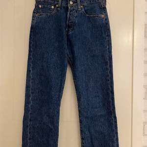 Levis jeans, har aldrig använt dem. Har inte vetat om att dessa grisch jeans legat i garderoben men nu är de för små!😅 Ord pris: 1299kr