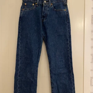 Levis jeans - Levis jeans, har aldrig använt dem. Har inte vetat om att dessa grisch jeans legat i garderoben men nu är de för små!😅 Ord pris: 1299kr