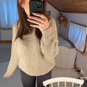 Stickad tröja  - En jätte fin stickad tröja ifrån lager. storlek s och passar bra i storleken💗   